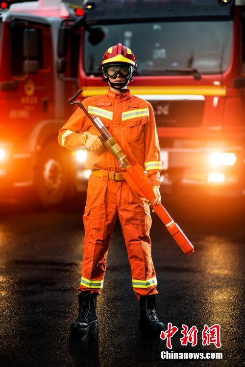 四川消防精彩大片画面耳目一新 展示逆行的英雄消防员