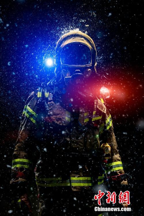 四川消防精彩大片画面耳目一新 展示逆行的英雄消防员