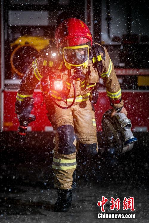 四川消防精彩大片画面耳目一新 展示逆行的英雄消防员