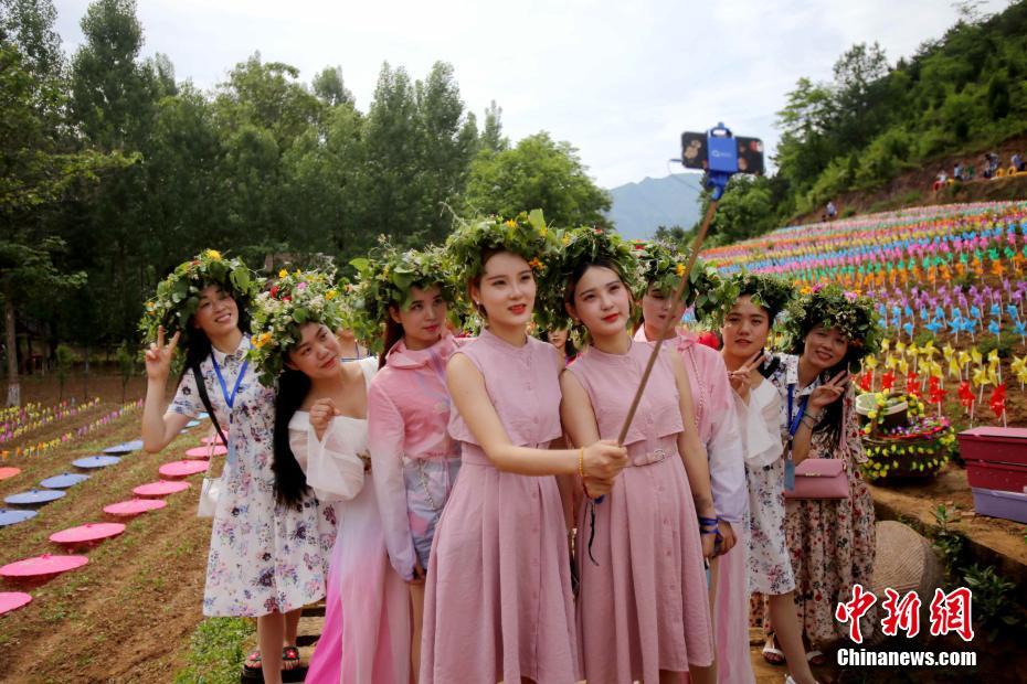 大撞脸！130对双胞胎同框合影傻傻分不清