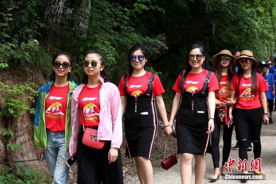 大撞脸！130对双胞胎同框合影傻傻分不清