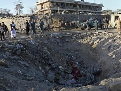 阿富汗首都爆炸致至少90人死亡 地面留7米深坑