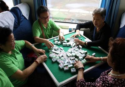 重庆400余名老人火车上进行麻将比赛