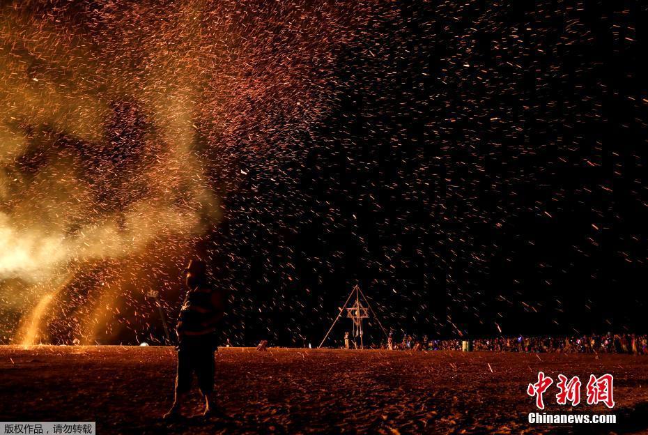 以色列举办火人节 上演荒漠狂欢