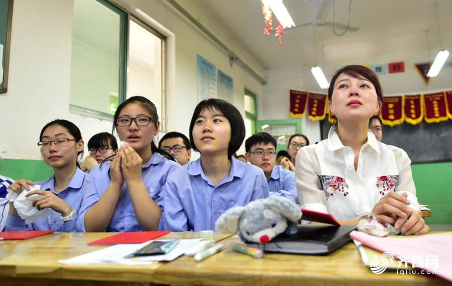 高考生的 最后一课 :学生鞠躬敬恩师