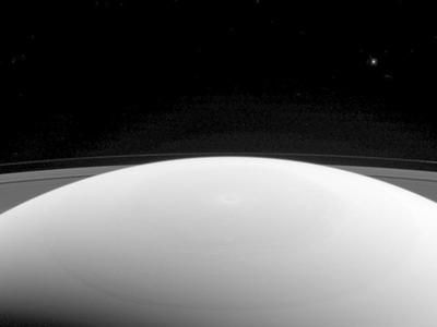“卡西尼”号第7次穿越土星环 传回大量图片