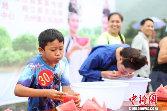 贵州榕江侗寨举办吃西瓜比赛吸引游客