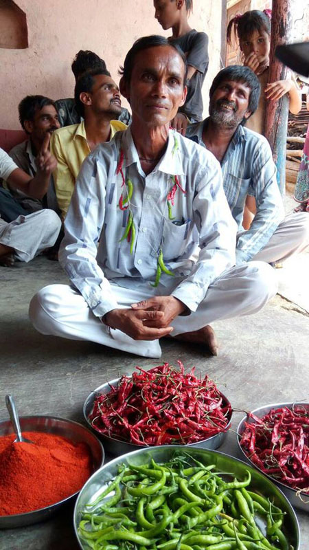 印度男子将辣椒当主食
