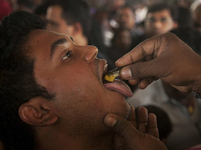 奇葩！印度有生吞活鱼治疗哮喘疗法 求医者络绎不绝