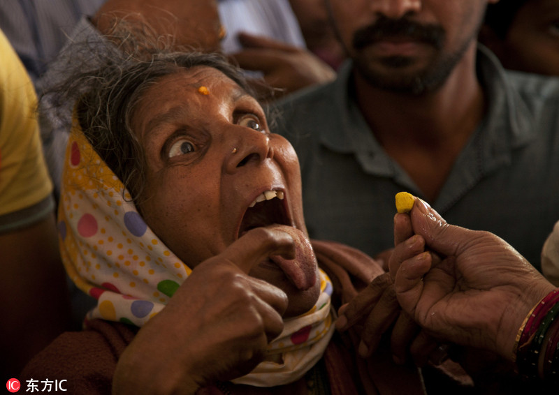 奇葩！印度有生吞活鱼治疗哮喘疗法 求医者络绎不绝