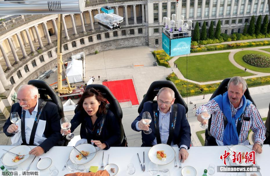 比利时游客体验“空中餐厅”40米高空尽情享用晚餐