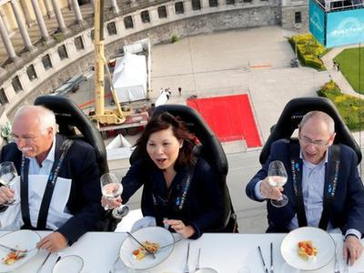 比利时游客体验“空中餐厅”40米高空尽情享用晚餐