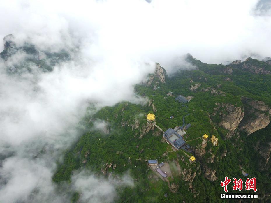老君山现云海奇观 绝壁道观似天宫仙境