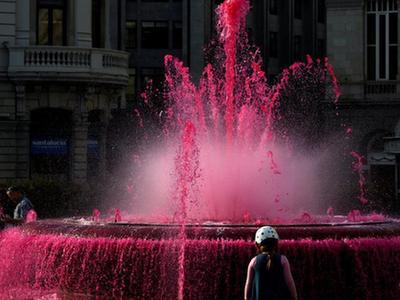 西班牙庆祝世界献血日 喷泉喷红色液体引围观