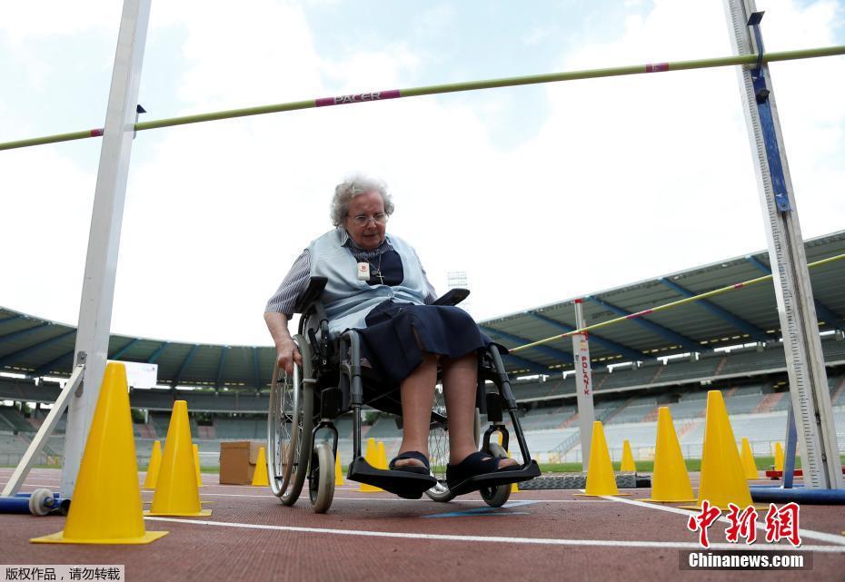 比利时举办“老年奥运会”老人乘轮椅参加接力跑