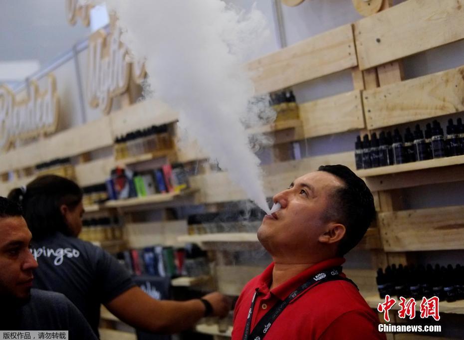 墨西哥电子烟交易大会 烟民现场“吞云吐雾”