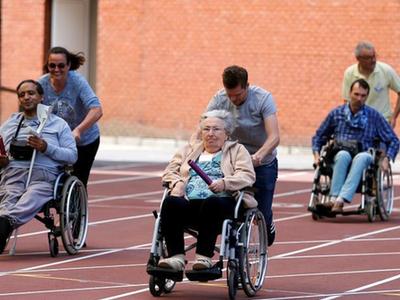 比利时举办“老年奥运会”老人乘轮椅参加接力跑