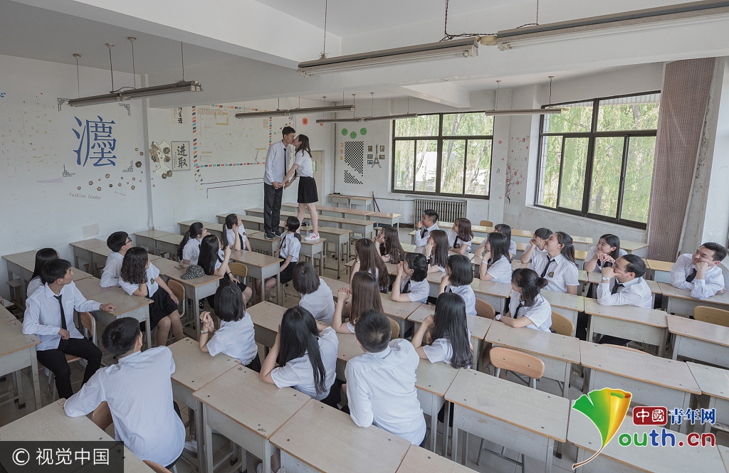 毕业季：盘点那些花式“秀恩爱”毕业照