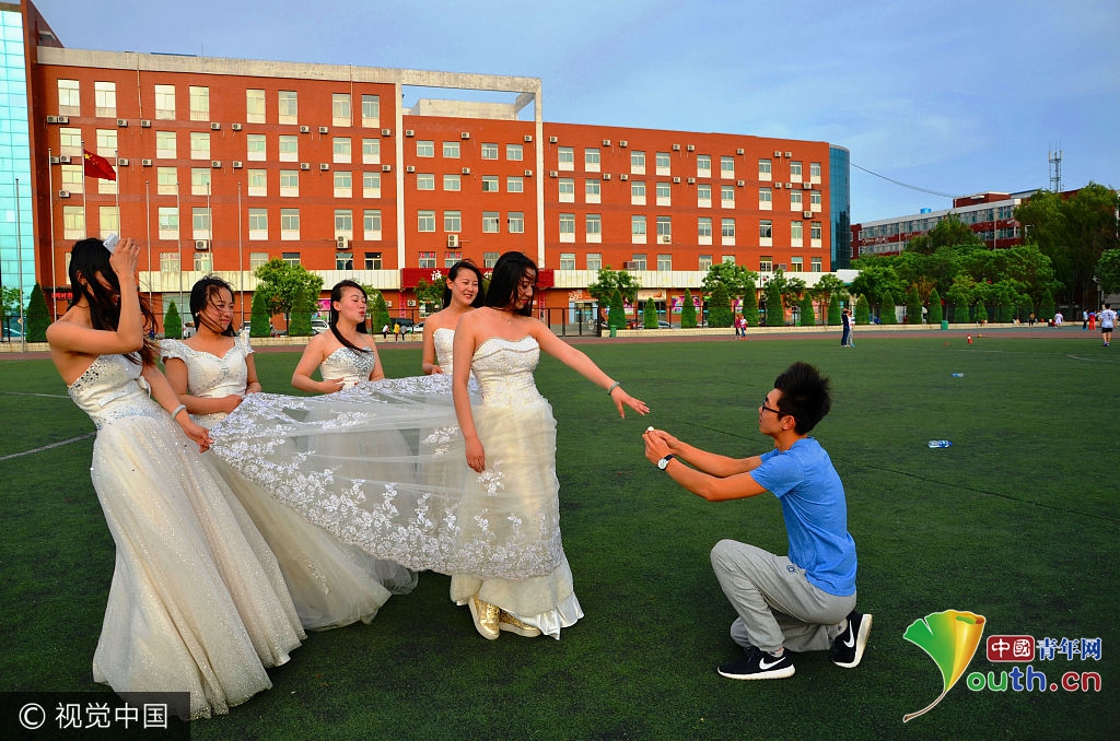 毕业季：盘点那些花式“秀恩爱”毕业照