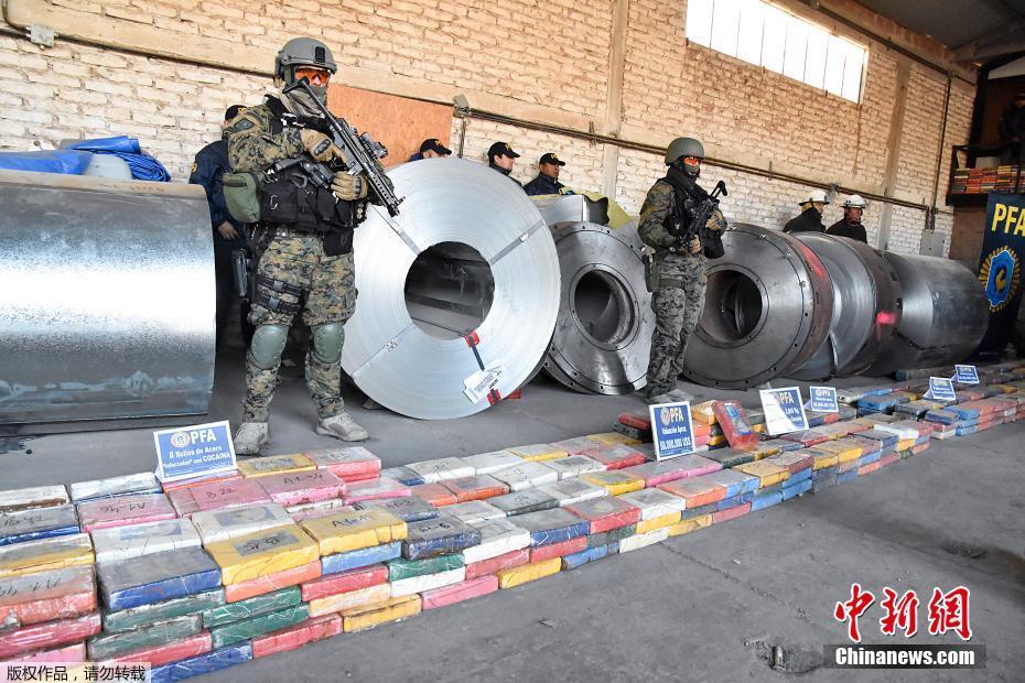 阿根廷警察查获超两吨毒品 藏匿于钢卷之中