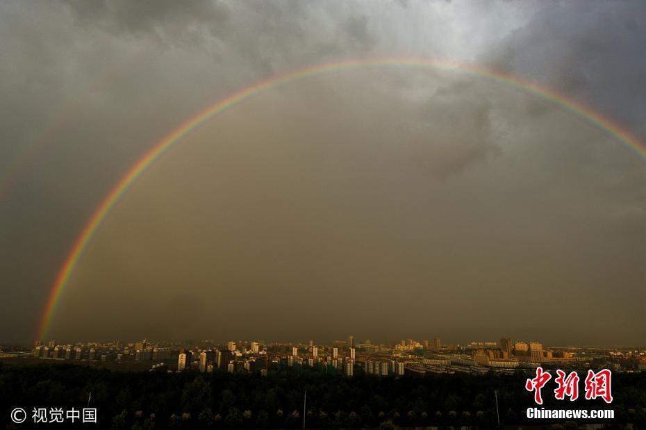 宁夏固原雨后彩虹高挂 横跨城区似“天空之桥”