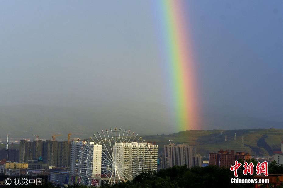 宁夏固原雨后彩虹高挂 横跨城区似“天空之桥”