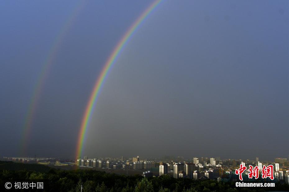 宁夏固原雨后彩虹高挂 横跨城区似“天空之桥”