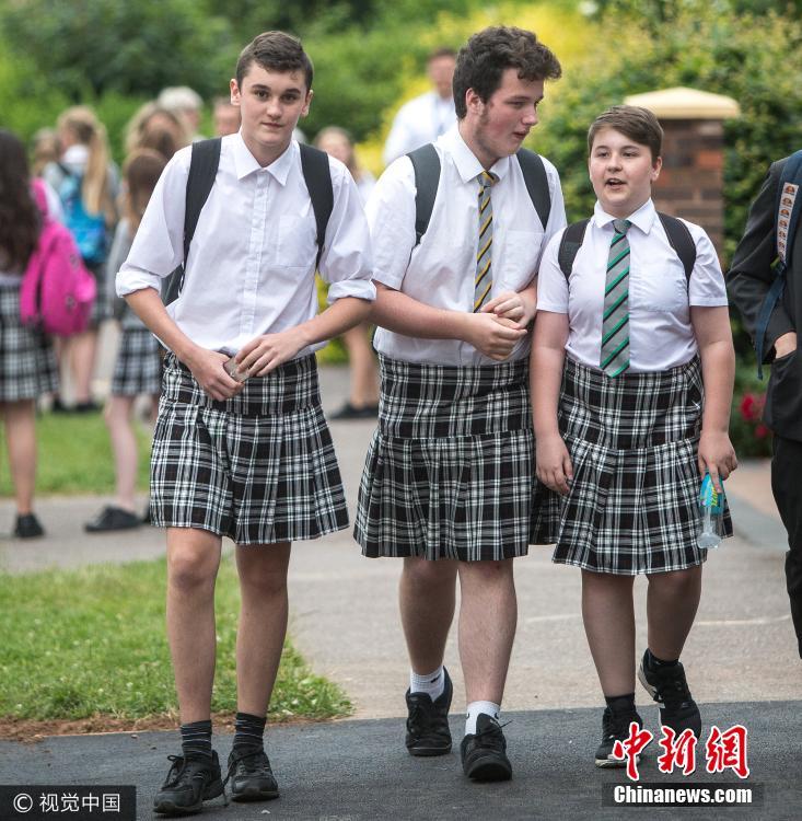 英国一中学不准穿短裤 50名男生改穿女裙上学