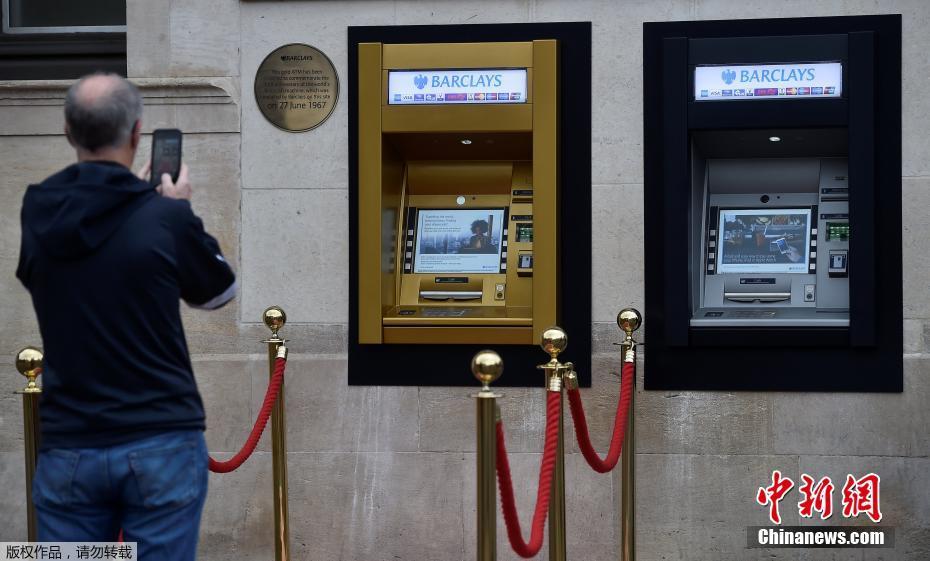 世界第一台ATM机50岁啦 当地为其铺红毯庆祝