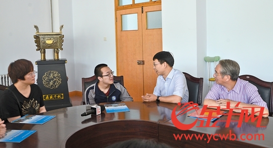 清华大学招生人员看望魏祥(左二)及其母亲(左一) 杨世智摄 清华大学招生人员看望魏祥(左二)及其母亲(左一) 杨世智摄
