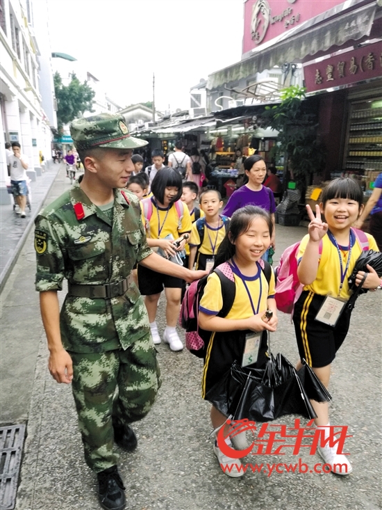 战士文骏维护送“跨境学童”从香港放学归来