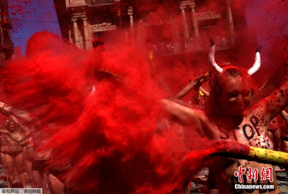 红色粉末满天飞 西班牙民众半裸抗议斗牛表演