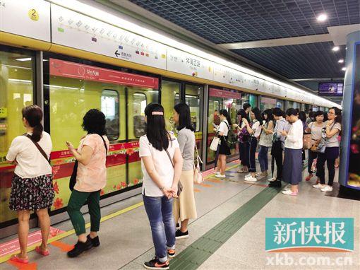 广州地铁试点女性车厢首周 女性车厢男士真的少了很多