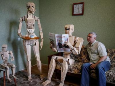 乌克兰男子打造木制机器人“一家” 用1750块零件