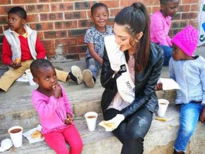 南非小姐戴手套向艾滋病患儿分发食物 遭网友狂批
