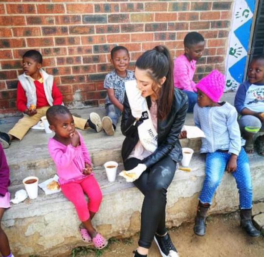 南非小姐戴手套向艾滋病患儿分发食物 遭网友狂批