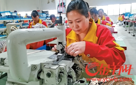 云南昭通滇粤协作产业园,华坚鞋厂招收了400 多名员工,其中不少是当地的贫困户 云南昭通滇粤协作产业园,华坚鞋厂招收了400 多名员工,其中不少是当地的贫困户