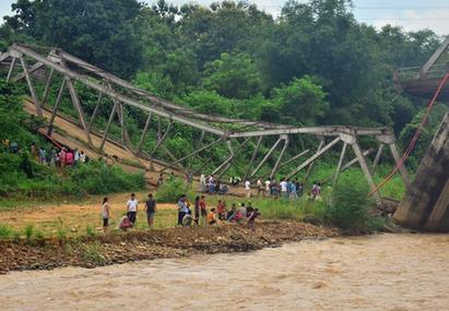 印度连日暴雨导致一座桥梁坍塌 致数人死伤