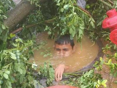 男子在台风中潜入污水12次关阀止水