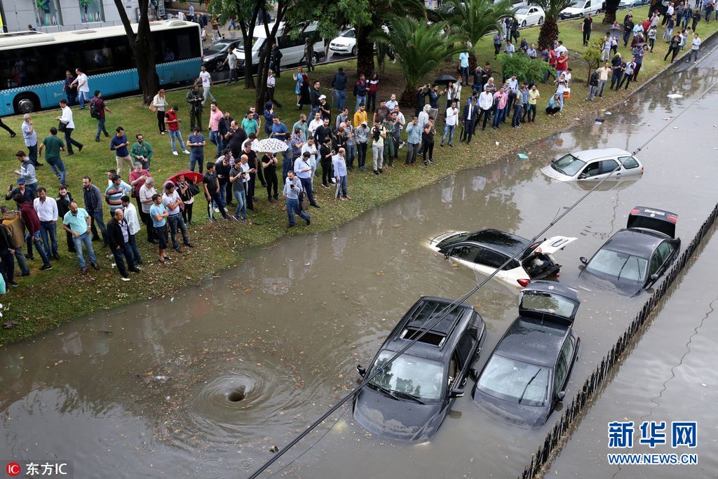土耳其伊斯坦布尔遭暴雨袭击 车辆浸泡街头洪水中