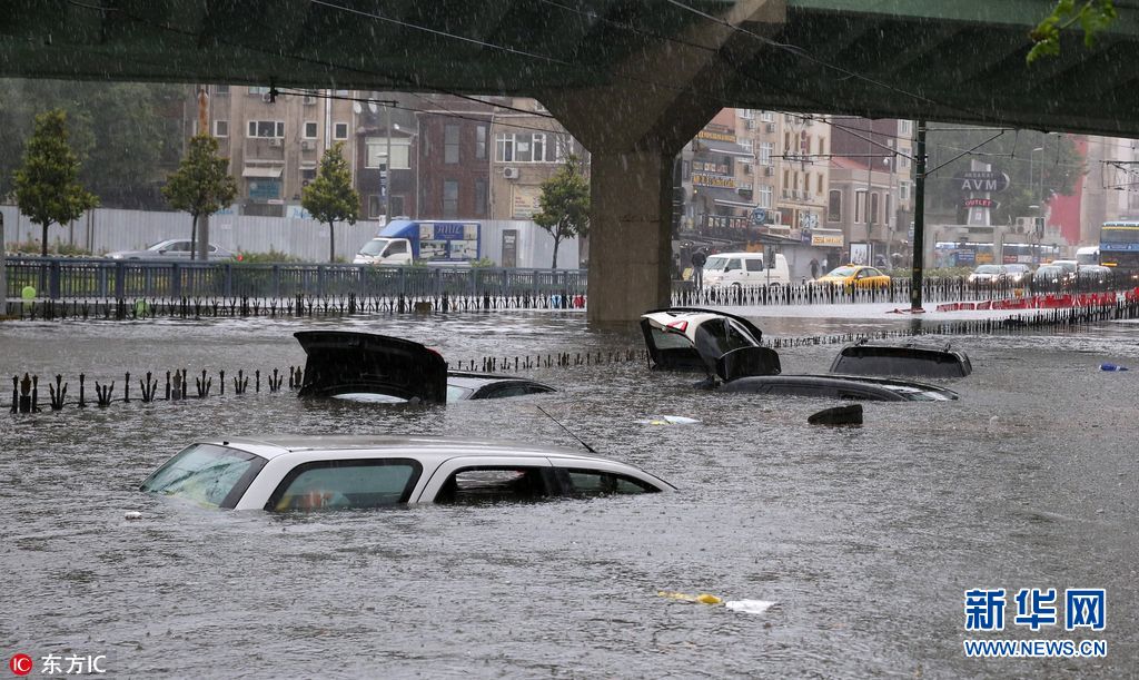 土耳其伊斯坦布尔遭暴雨袭击 车辆浸泡街头洪水中