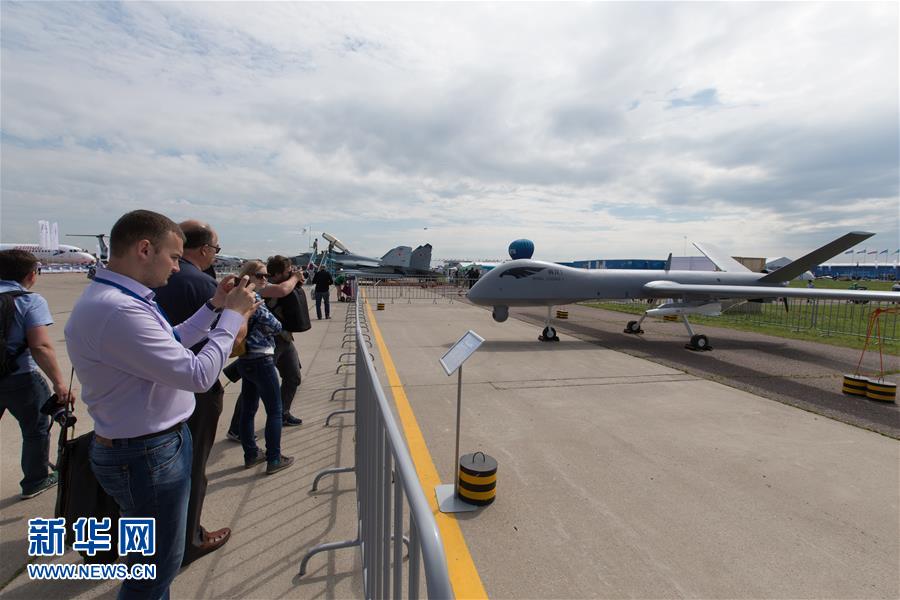 莫斯科国际航空航天展览会开幕 现场特技飞行“腾云驾雾”