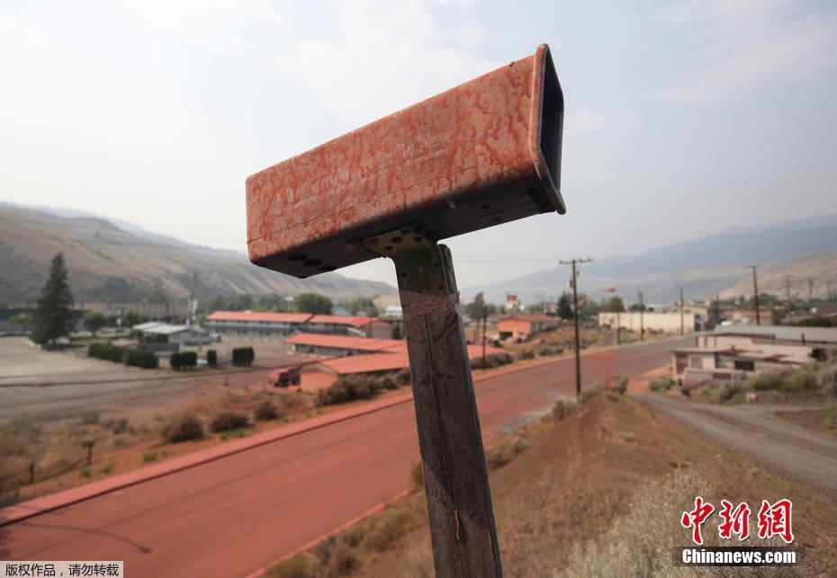 加拿大山火过后小镇被阻燃剂染成红色