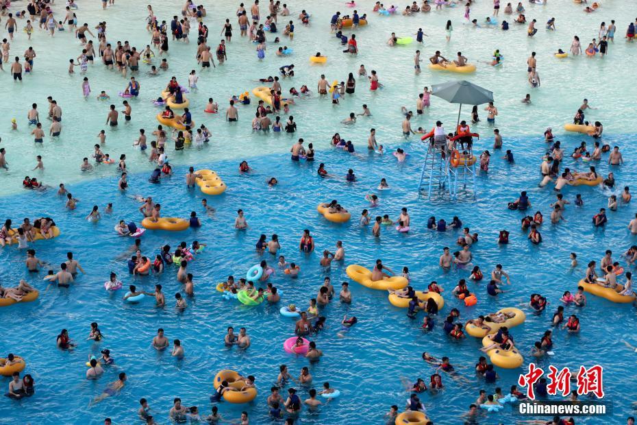 武汉持续高温 水上乐园“人挤人”