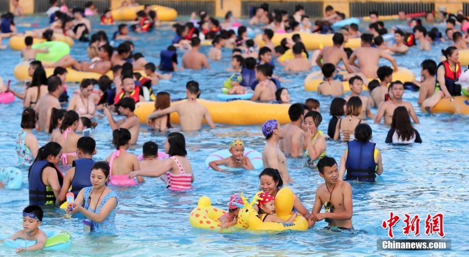 武汉持续高温 水上乐园“人挤人”