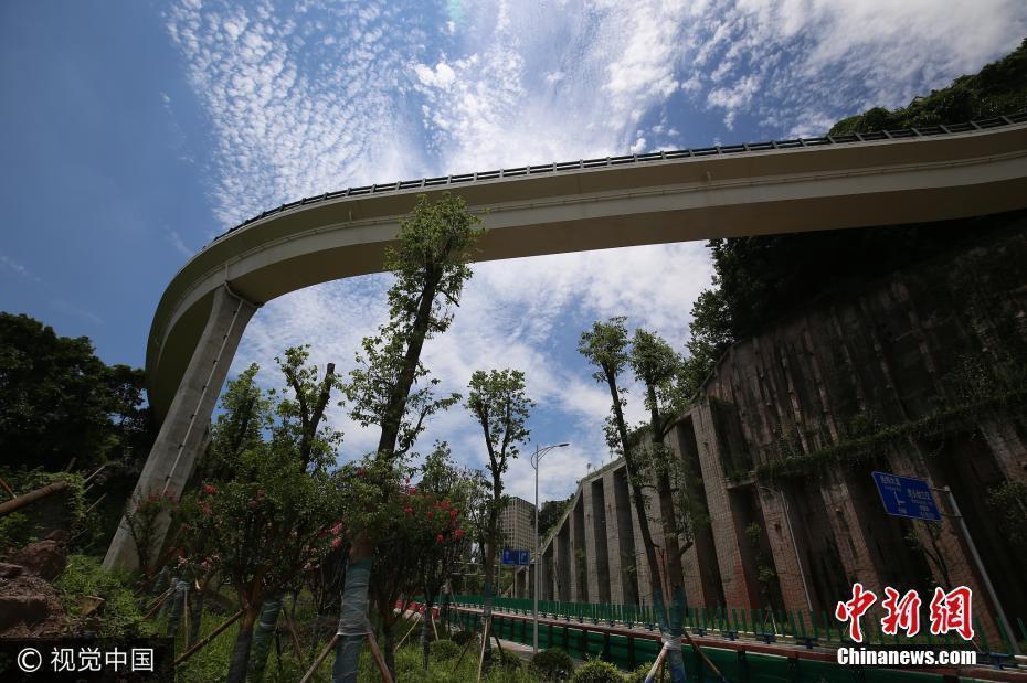 惊险！重庆城区现“空中悬廊”观光步道