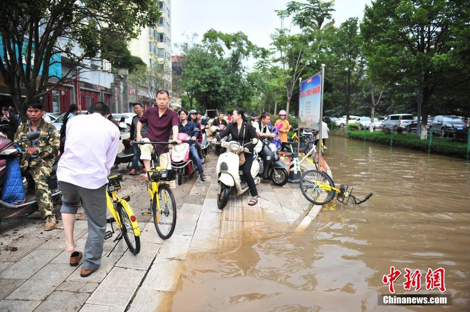 昆明普降暴雨 市区一夜变泽国