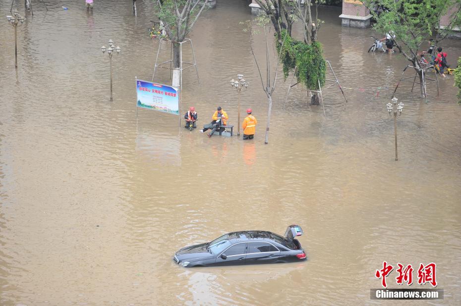 昆明普降暴雨 市区一夜变泽国