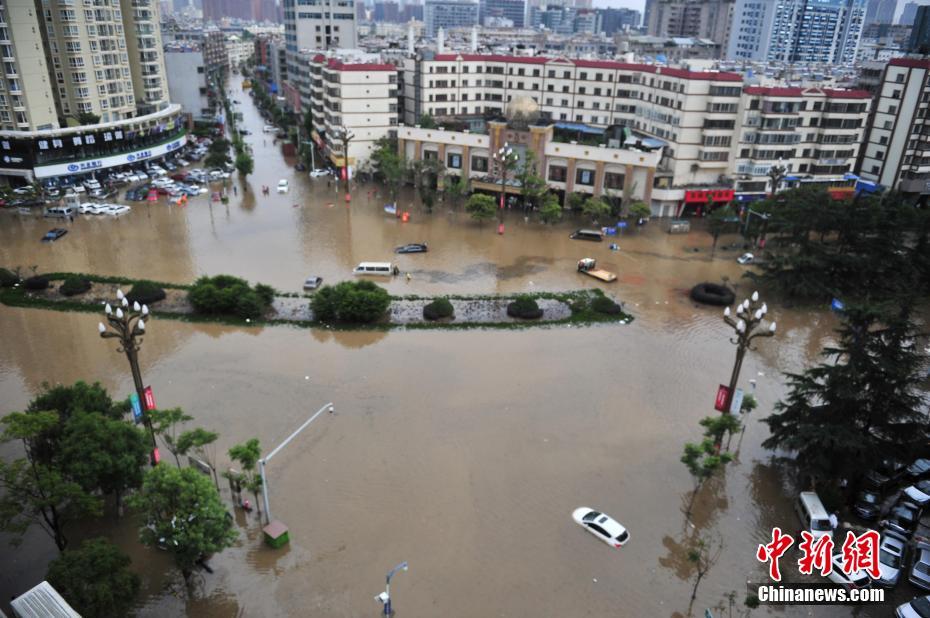 昆明普降暴雨 市区一夜变泽国