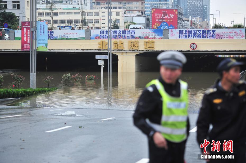 昆明普降暴雨 市区一夜变泽国